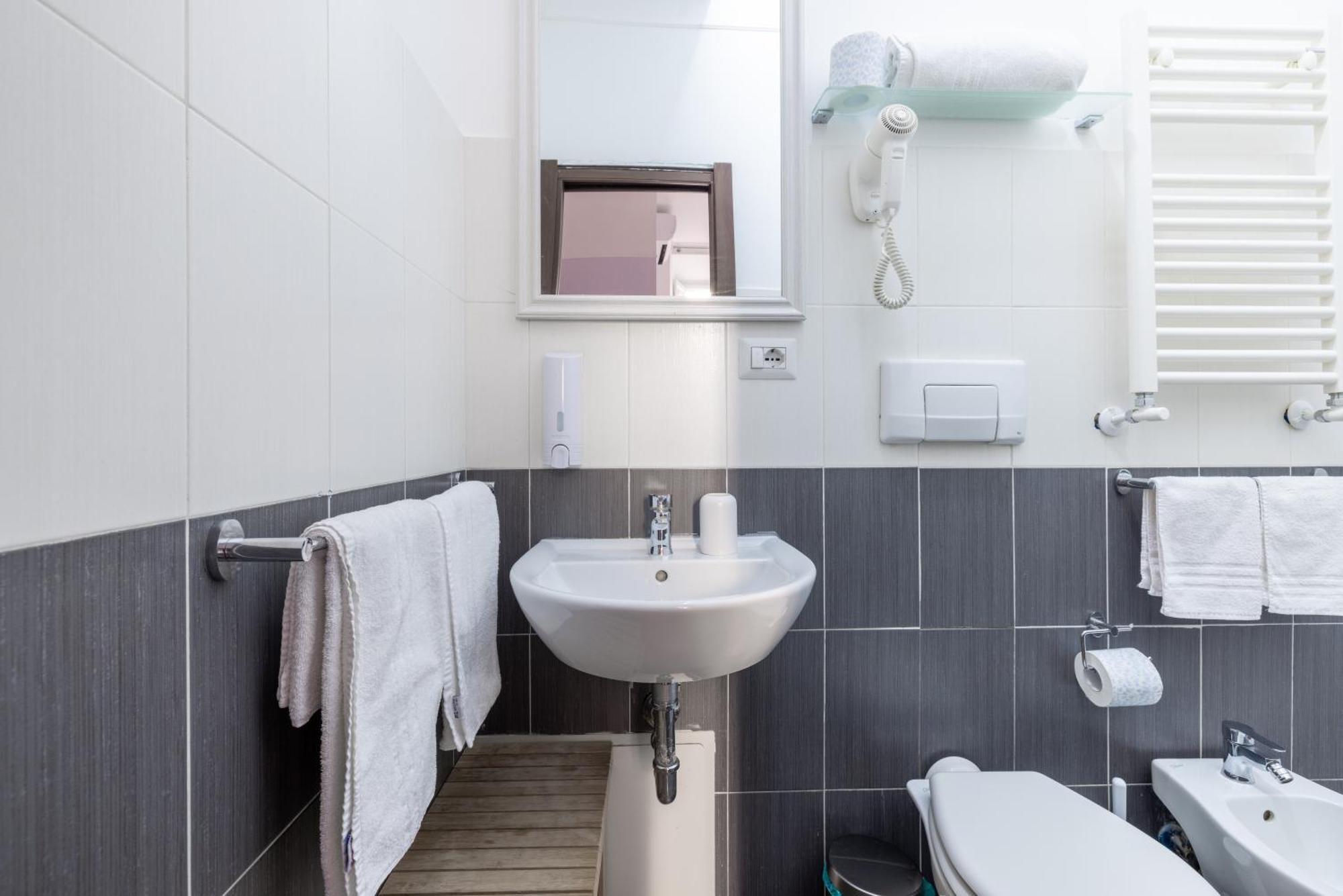 Domus Castroni Scipioni Bed & Breakfast Rome Exterior photo